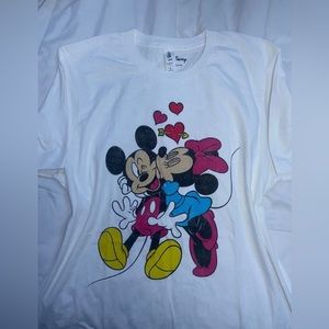 Disney Mickey and Minnie valentines day kissing shirt